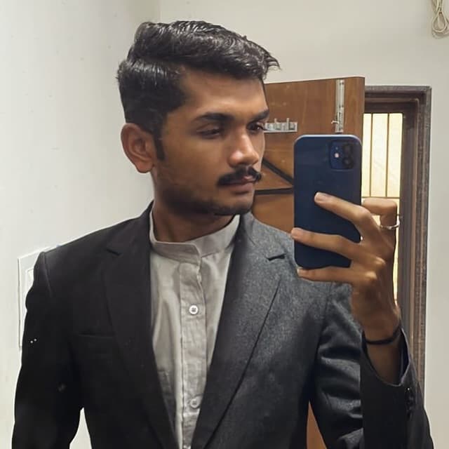 Het Patel, Wings Institute alumnus working as Ground Staff at Vadodara International Airport